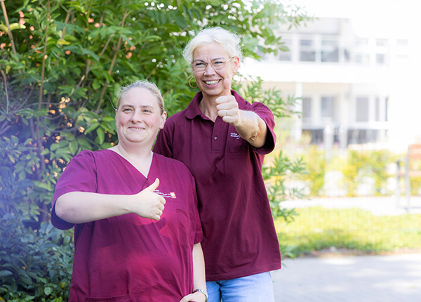 zwei Personen zeigen Daumen nach oben